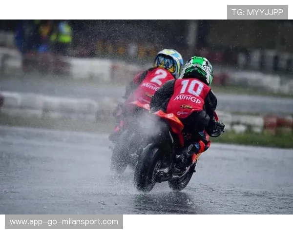 MotoGP车手在湿地条件训练中保持稳定节奏