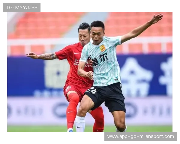 石家庄功夫新前锋反越位启动，推射远角被门将挡出