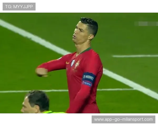 罗马禁区前沿配合顺畅，一脚直塞造险，罗马禁枪吗